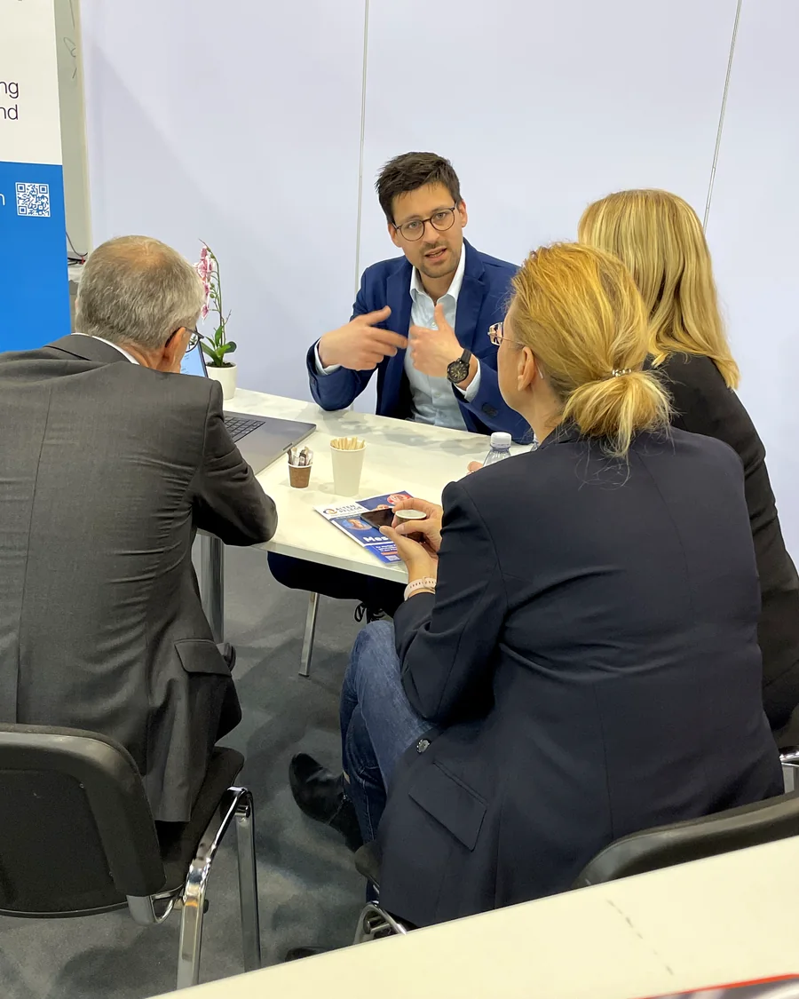Giovanni Bruno im persönlichen Beratungsgespräch mit Trägern